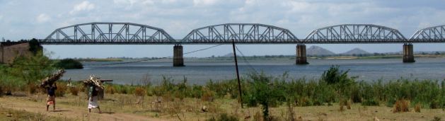 Dona_Ana_railway_bridge_over_the_Zambezi_river,_Mozambique TRIM
