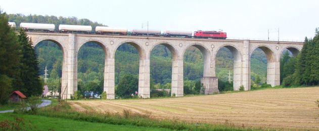 Kleines_Viadukt_Altenbeken_mit_Güterzug TRIM
