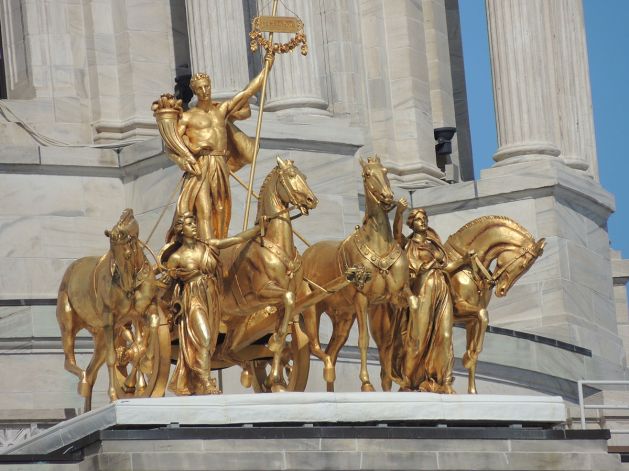 Minnesota_State_Capitol_golden_quadriga 1200px